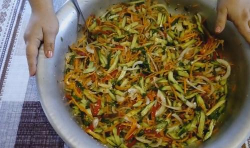 Салат из огурцов кусочками на зиму. Салат из огурцов на зиму по-корейски с приправой для корейской моркови — самый вкусный рецепт