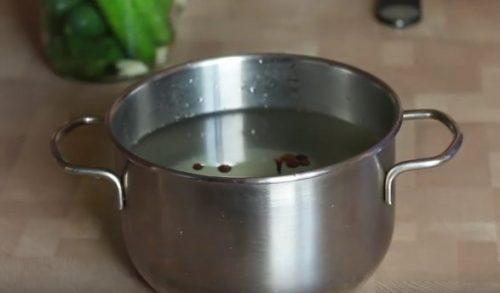 Как солить огурцы на зиму в литровых банках. Засолка огурцов на зиму в 2 и 3 литровых банках. Солим хрустящие огурцы