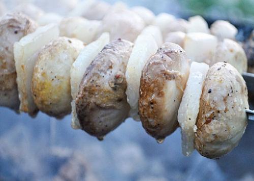 Как мариновать белые грибы для шашлыка. Рецепт 1: шашлык из шампиньонов на мангале с салом (с фото)