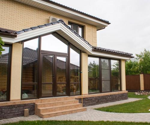 Окна в коттедже варианты. Особенности выбора остекления для коттеджей и загородных домов