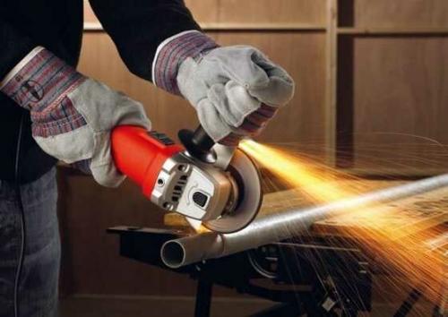 Куда должен крутиться диск на болгарке от себя или на себя. Обычно диск вращается против часовой стрелки (если смотреть со стороны диска), искры летят вперёд, но недавно, на складе по продаже труб, увидел, что у резчика диск вращается в противоположную сторону, искры летят под ноги. Резать ему приходится много и ежедневно. Поэтому и возник вопрос - как правильно?