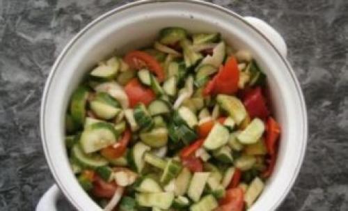 Можно ли использовать другие овощи вместе с огурцами для закрутки. Салат из огурцов и помидоров на зиму