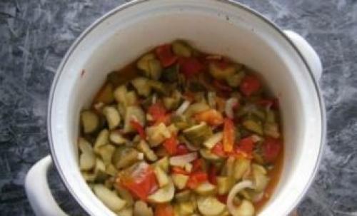 Можно ли использовать другие овощи вместе с огурцами для закрутки. Салат из огурцов и помидоров на зиму