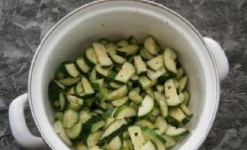 Можно ли использовать другие овощи вместе с огурцами для закрутки. Салат из огурцов и помидоров на зиму