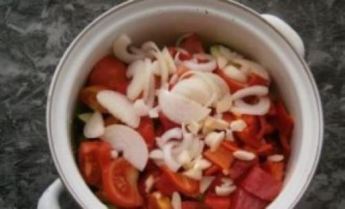 Можно ли использовать другие овощи вместе с огурцами для закрутки. Салат из огурцов и помидоров на зиму