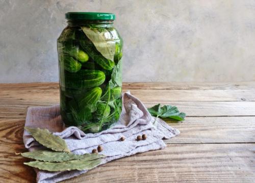 Как сделать маринованные огурцы хрустящими и ароматными. Простой рецепт огурцов на зиму в банках