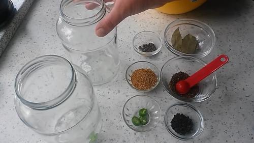 Какой рецепт маринованных огурцов на зиму считается лучшим. Самый вкусный рецепт консервированных огурцов на зиму на 1 литр