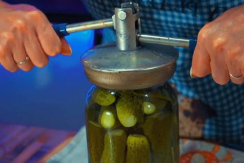 Огурцы маринованные на зиму рецепт на 1 литровую.. Огурцы на зиму в литровых банках