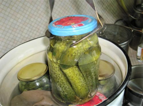 Как стерилизовать банки и крышки для консервирования сладких огурцов. Стерилизация огурцов в банках