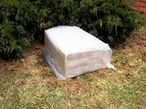 Как укрыть розы на зиму агроволокном. Чем и как укрыть розы на зиму в Средней полосе России