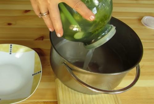 Огурцы соленые на зиму холодным способом. Солёные огурцы на зиму в банках холодным способом — 5 рецептов хрустящих огурцов