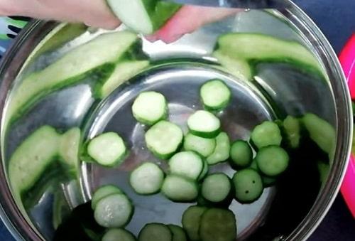 Салат из огурцов на зиму Пальчики оближешь с горчицей. Салат из огурцов с горчицей на зиму — самые вкусные рецепты