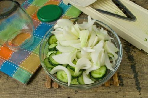 Рецепт маринования огурцов Пальчики оближешь. Салат из огурцов «Пальчики оближешь» на зиму