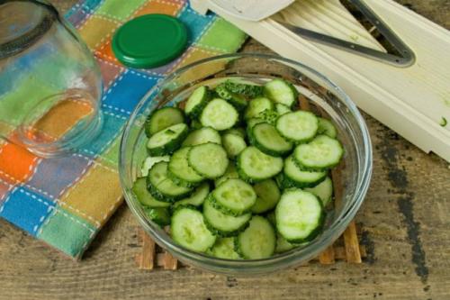 Рецепт маринования огурцов Пальчики оближешь. Салат из огурцов «Пальчики оближешь» на зиму