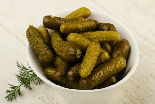 Какие специи обычно добавляются в огурцы корнишоны от Жанны. Приготовление компонентов и банок