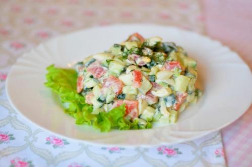 Какие варианты салатов можно приготовить с огурцами кубиками. 15 шикарных салатов с кукурузой и огурцом