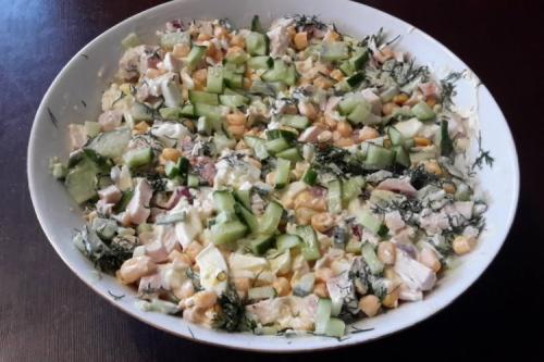 Какие варианты салатов можно приготовить с огурцами кубиками. 15 шикарных салатов с кукурузой и огурцом