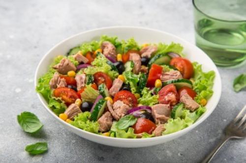 Какие варианты салатов можно приготовить с огурцами кубиками. 15 шикарных салатов с кукурузой и огурцом