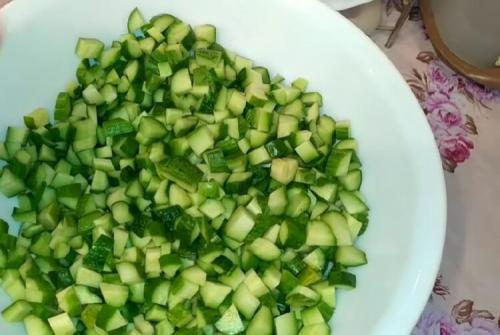 Огурцы кубиками для салатов на зиму без стерилизации: простой рецепт 10 Огурцы кубиками для салатов на зиму без стерилизации: простой рецепт 10