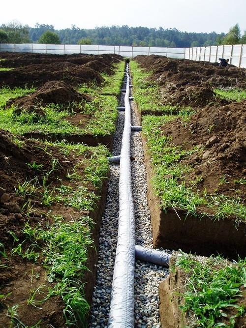 Дренаж участка без труб. Какая вода мешает жить застройщику и загородному домовладельцу