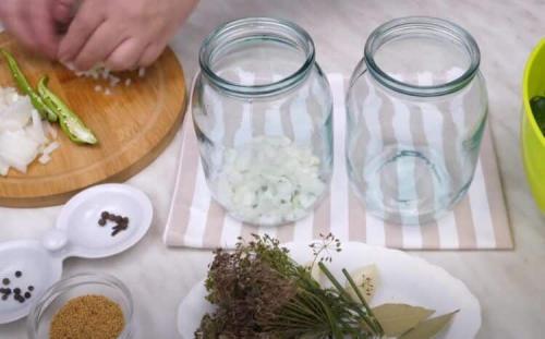 Простые рецепты корнишонов на зиму: как приготовить вкусные маринованные огурчики 01 Простые рецепты корнишонов на зиму: как приготовить вкусные маринованные огурчики 01