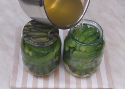 Простые рецепты корнишонов на зиму: как приготовить вкусные маринованные огурчики 04 Простые рецепты корнишонов на зиму: как приготовить вкусные маринованные огурчики 04