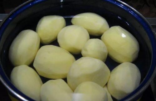 Можно ли хранить очищенную картошку в морозилке. Как и сколько хранить очищенный картофель