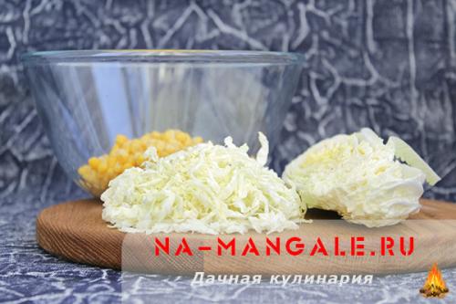 Салат из пекинской капусты с грибами и кукурузой. Ингредиенты: