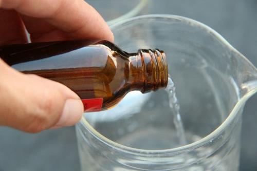 Нашатырный спирт от мошек в цветах.