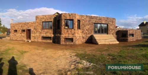 Облицовка натуральным камнем дома.  Как приклеить камень на бетонные стены