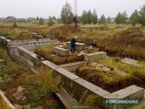 Облицовка натуральным камнем дома.  Как приклеить камень на бетонные стены