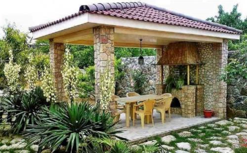 Строительство на дачном участке. Беседка