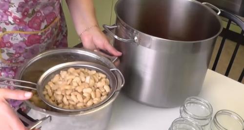 Как консервировать фасоль в томате. Фасоль в томате на зиму, как в магазине – 7 рецептов консервированной фасоли в домашних условиях