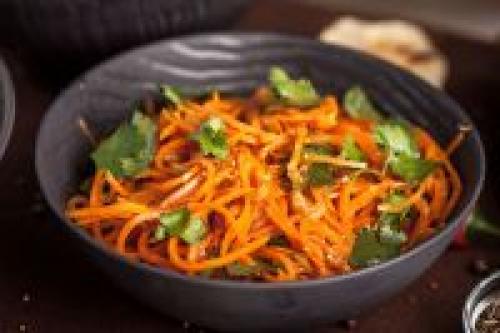 Можно ли съесть морковь, если она спелая. Чем может быть вредна морковь и кому ее лучше не есть?