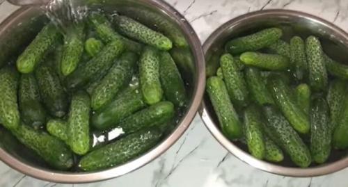 Хрустящие маринованные огурцы на зиму в банках. Хрустящие огурцы на зиму с уксусом без стерилизации  (рецепт на 1 литровую банку)