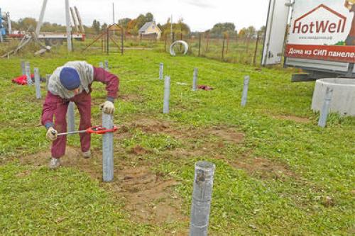 Чем укрыть землю под домом на сваях. Надо ли и как обработать почву под свайным фундаментом — песок, гравий, геотекстиль?