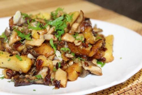 Сколько жарить вешенки с картошкой. Классический рецепт жареной картошки с вешенками на сковороде