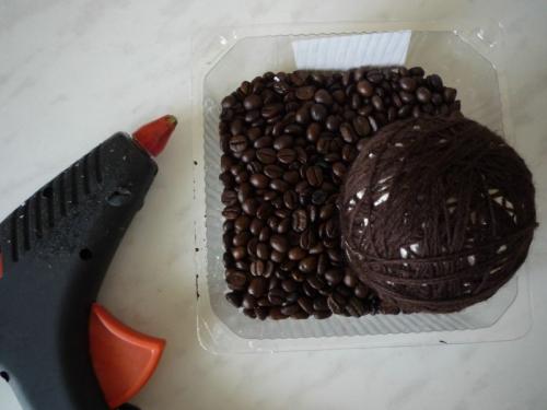 Цветы из кофейных зерен своими руками. Топиарий из кофейных зерен: современные техники изготовления и мастер-класс для новичков (110 фото)