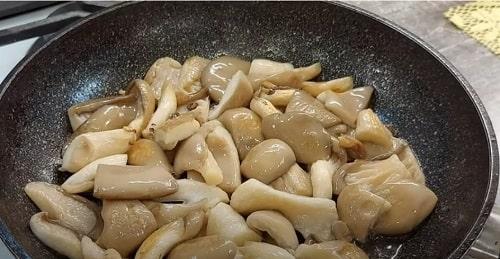 Сколько жарить вешенки с картошкой. Жареная картошка с вешенками и луком – простой рецепт