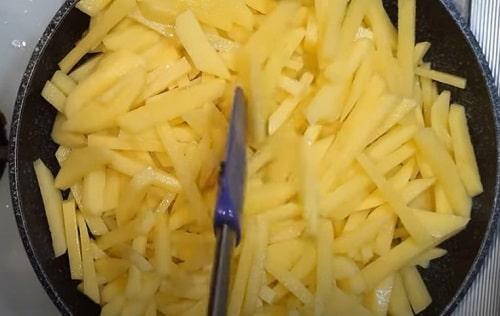 Сколько жарить вешенки с картошкой. Жареная картошка с вешенками на сковороде – рецепты с луком, сметаной, мясом
