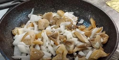 Сколько жарить вешенки с картошкой. Жареная картошка с вешенками на сковороде – рецепты с луком, сметаной, мясом