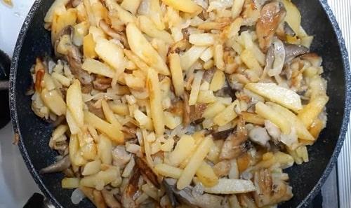 Сколько жарить вешенки с картошкой. Жареная картошка с вешенками на сковороде – рецепты с луком, сметаной, мясом