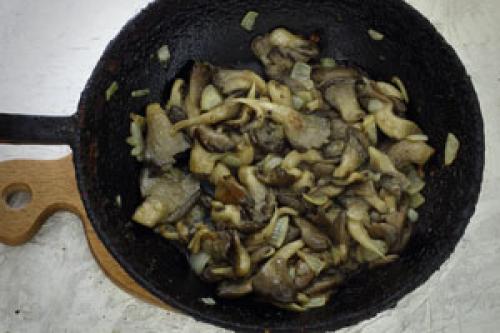 Как жарить вешенки с луком. Вешенки жареные с луком рецепт