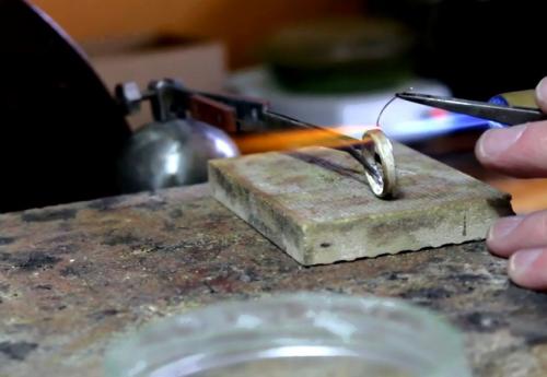 Как сделать обрезку на кольцо с помощью шлифовального диска. Как уменьшить кольцо на размер самостоятельно или в мастерской: основные нюансы и секреты уменьшения в домашних условиях