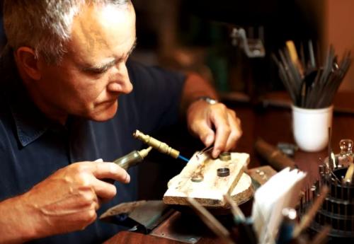 Как сделать обрезку на кольцо с помощью шлифовального диска. Как уменьшить кольцо на размер самостоятельно или в мастерской: основные нюансы и секреты уменьшения в домашних условиях