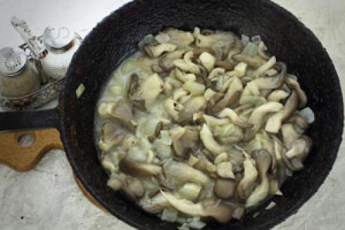 Как жарить вешенки с луком. Вешенки жареные с луком рецепт