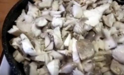 Как замариновать и пожарить вешенки. Жареные вешенки с картошкой 11