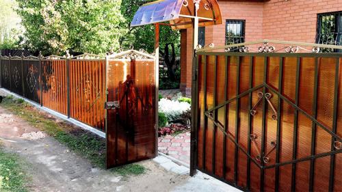 Забор из поликарбоната на даче. Строительство ограждения из поликарбоната для дачного участка