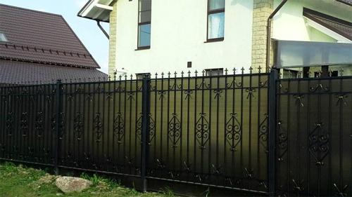 Забор из поликарбоната на даче. Строительство ограждения из поликарбоната для дачного участка