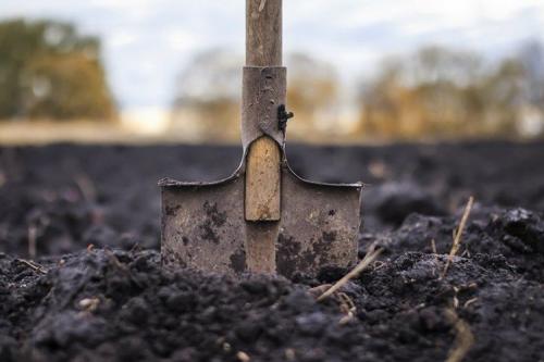 Осенняя подготовка почвы. Как подготовить грядки осенью перед зимой